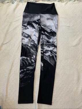 High-Waist fleece lined Black & White Whistler Mountain Print Leggings